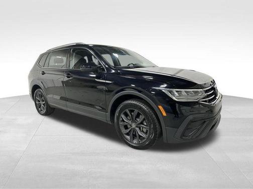 Deep Black Pearl Effect 2024 Volkswagen Tiguan 2.0T SE