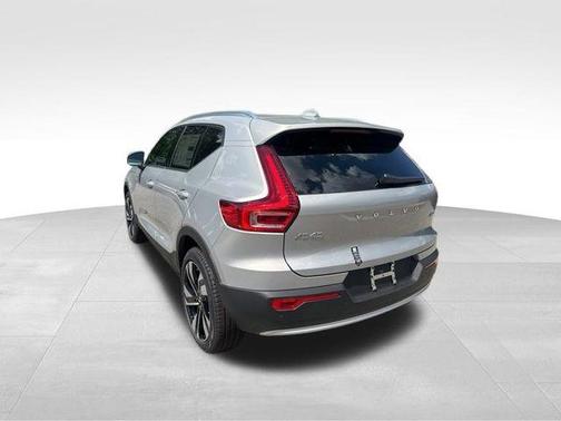 2024 Volvo XC40 B5 Ultimate Bright Theme