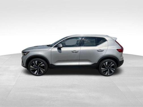 2024 Volvo XC40 B5 Ultimate Bright Theme