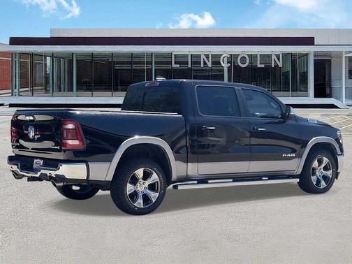 Diamond Black Crystal Pearlcoat 2019 RAM 1500 Laramie