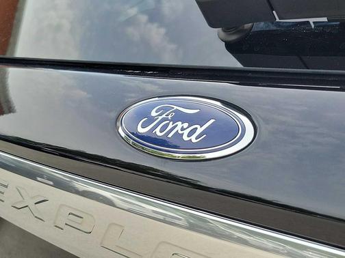 Agate Black Metallic 2023 Ford Explorer Platinum