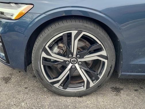 Denim Blue Metallic 2024 Volvo S60 B5 Plus Dark Theme