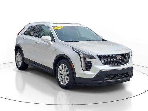 Crystal White Tricoat 2023 Cadillac XT4 Luxury