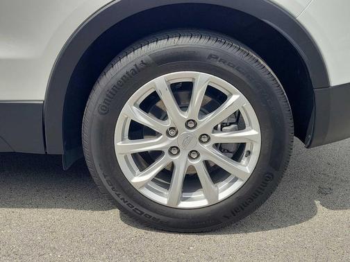 Crystal White Tricoat 2023 Cadillac XT4 Luxury