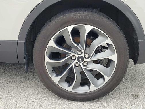 Ceramic Pearl Metallic Tinted Clearcoat 2023 Lincoln Nautilus Reserve