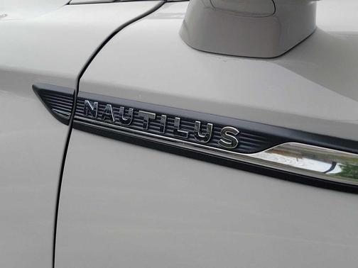 Ceramic Pearl Metallic Tinted Clearcoat 2023 Lincoln Nautilus Reserve