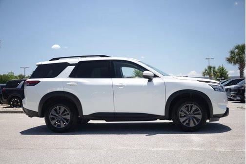 White 2024 Nissan Pathfinder SV