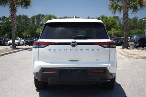 White 2024 Nissan Pathfinder SV