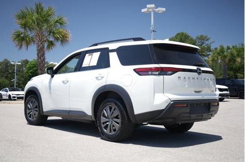 White 2024 Nissan Pathfinder SV