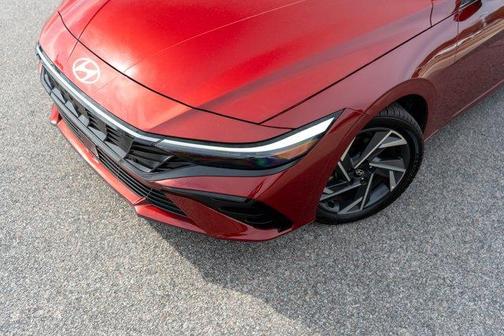 2025 Hyundai ELANTRA Limited