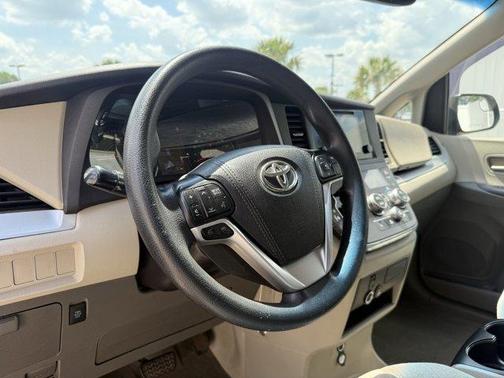 2016 Toyota Sienna LE