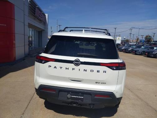 2022 Nissan Pathfinder SV