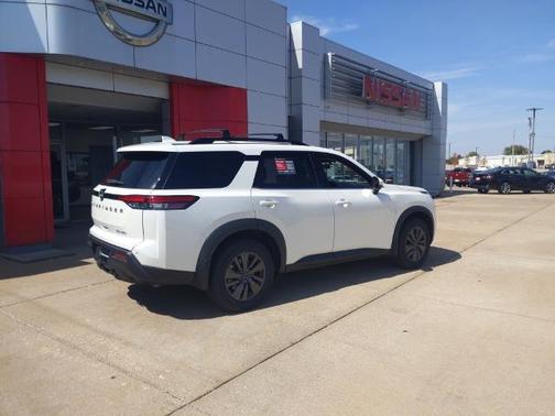 2022 Nissan Pathfinder SV