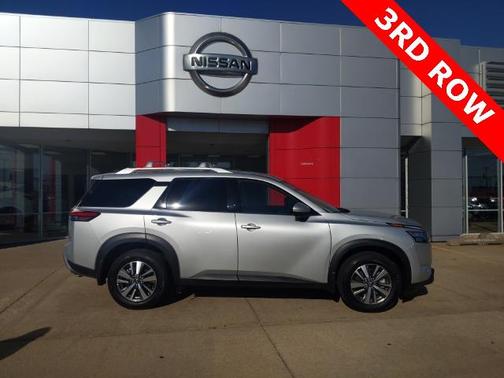 2025 Nissan Pathfinder SL