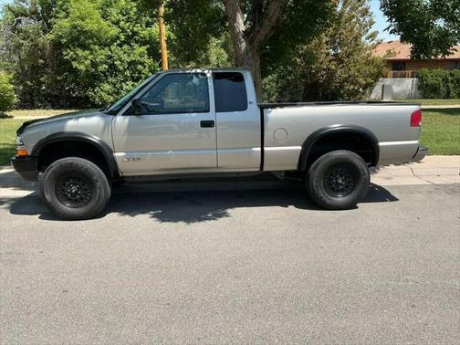 2000 Chevrolet S-10 Base
