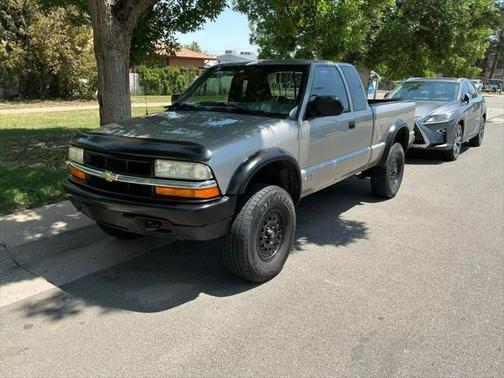 2000 Chevrolet S-10 Base