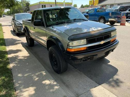 2000 Chevrolet S-10 Base