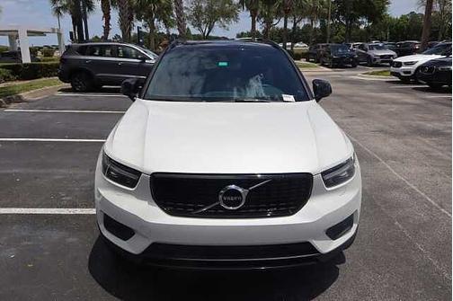 Crystal White 2022 Volvo XC40 R-Design