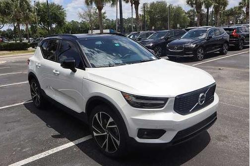 Crystal White 2022 Volvo XC40 R-Design