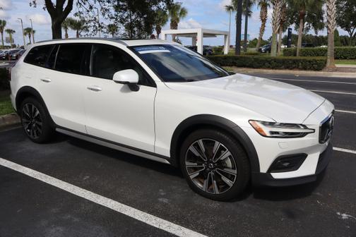 2024 Volvo V60 Cross Country B5 Ultimate