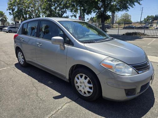 Grey 2011 Nissan Versa 1.8 SL