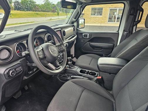 Bright White Clearcoat 2022 Jeep Wrangler Willys
