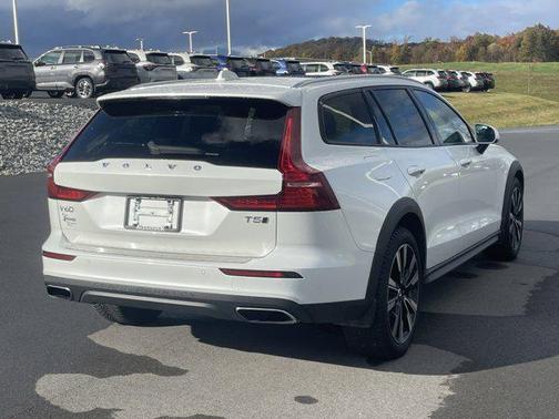 2022 Volvo V60 Cross Country T5