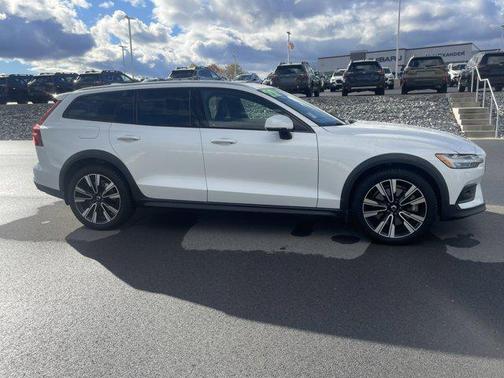 2022 Volvo V60 Cross Country T5