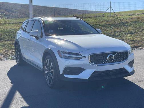 2022 Volvo V60 Cross Country T5