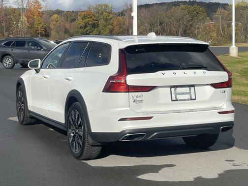 2022 Volvo V60 Cross Country T5
