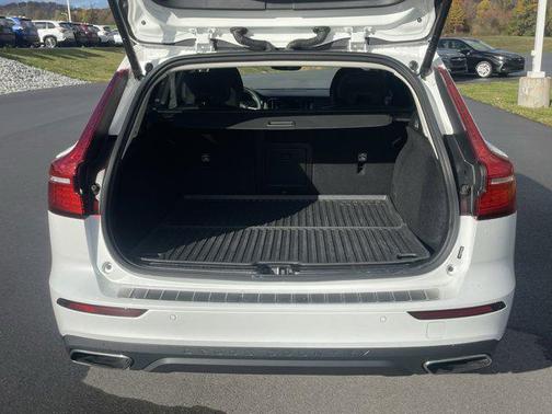 2022 Volvo V60 Cross Country T5