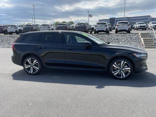 Onyx Black Metallic 2025 Volvo V60 Cross Country Plus, B5 AWD Gas (mild hybrid)