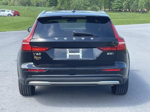 Onyx Black Metallic 2025 Volvo V60 Cross Country Plus, B5 AWD Gas (mild hybrid)