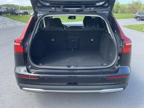 Onyx Black Metallic 2025 Volvo V60 Cross Country Plus, B5 AWD Gas (mild hybrid)