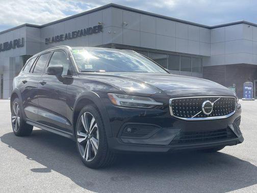 Onyx Black Metallic 2025 Volvo V60 Cross Country Plus, B5 AWD Gas (mild hybrid)