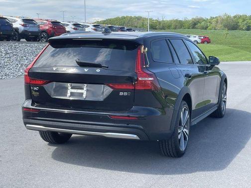 Onyx Black Metallic 2025 Volvo V60 Cross Country Plus, B5 AWD Gas (mild hybrid)