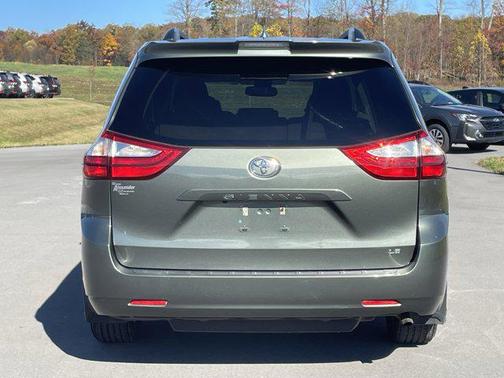 2018 Toyota Sienna LE