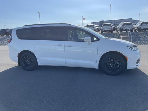 Bright White Clearcoat 2021 Chrysler Pacifica Touring L