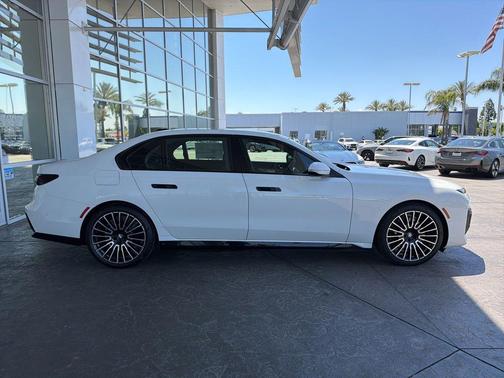 Alpine White 2026 BMW i7 xDrive60