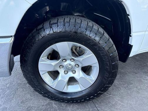 Bright White Clearcoat 2019 RAM 1500 Big Horn