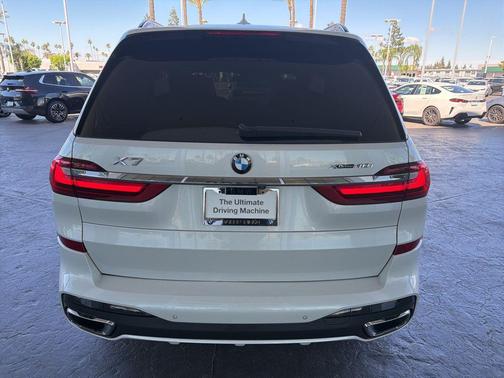 Mineral White Metallic 2021 BMW X7 xDrive40i