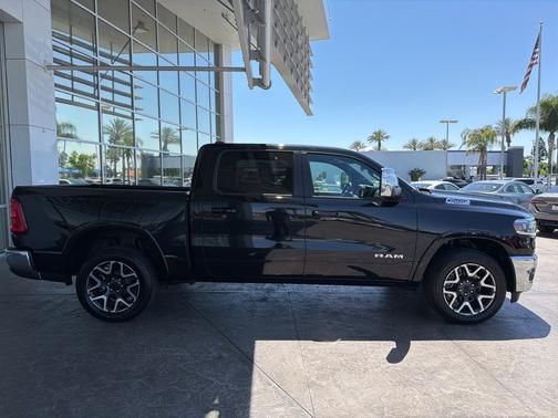 Diamond Black Crystal Pearlcoat 2025 RAM 1500 Laramie