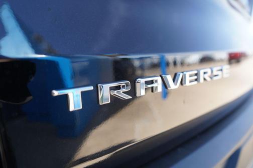 Black Metallic 2026 Chevrolet Traverse LT