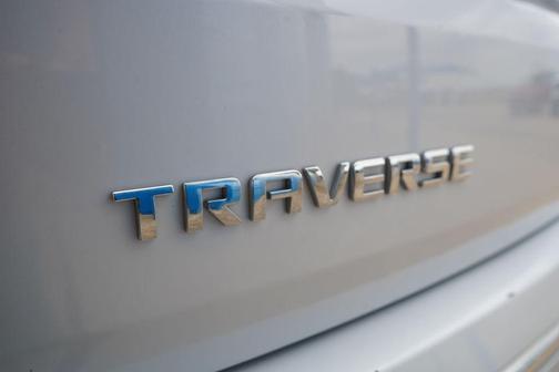 Iridescent Pearl Tricoat 2023 Chevrolet Traverse Premier