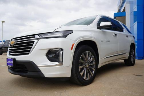 Iridescent Pearl Tricoat 2023 Chevrolet Traverse Premier