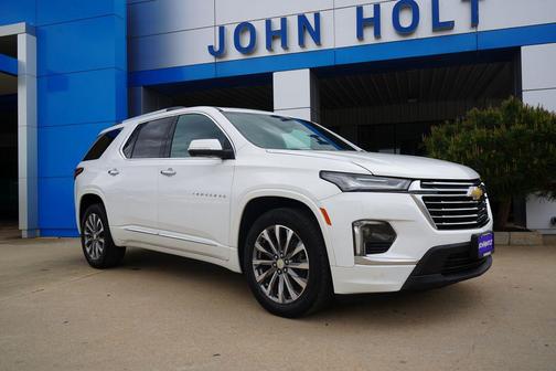 Iridescent Pearl Tricoat 2023 Chevrolet Traverse Premier