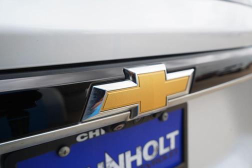 Iridescent Pearl Tricoat 2023 Chevrolet Traverse Premier