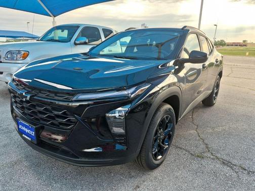 Mosaic Black Metallic 2026 Chevrolet Trax LT