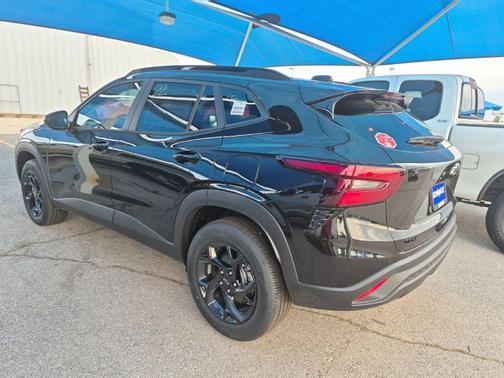 Mosaic Black Metallic 2026 Chevrolet Trax LT