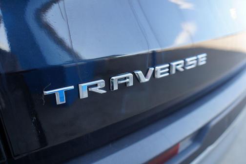 Mosaic Black Metallic 2025 Chevrolet Traverse LT